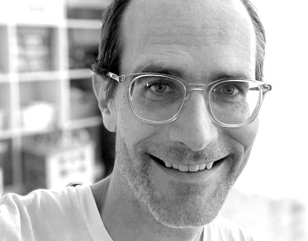 Portraitfoto von Gerrit van Aaken in schwarz-weiß