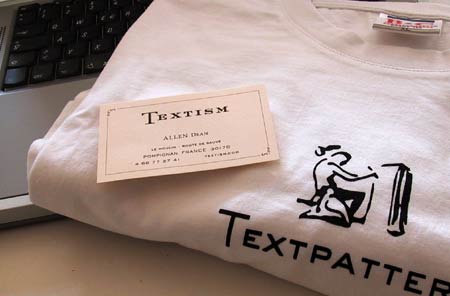 Shirt mit Textpattern-Logo