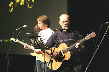 Erik Spiekermann mit Kurt Weidemann-T-Shirt