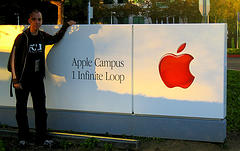 Gernot vor dem Apple-Campus