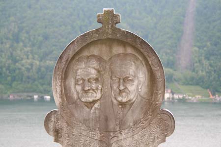 Nach innen oder nach au�en? Das ist nicht ganz klar.